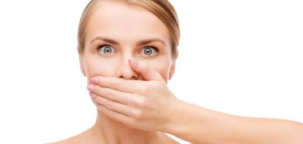 كيفية التخلص من رائحة الفم في البيت