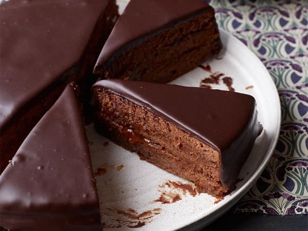 طريقة عمل كيكة الشوكولاتة للشيف منال العالم بـ4 وصفات متنوعة
