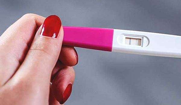 هل يظهر الحمل في تحليل البول قبل موعد الدورة بأسبوعين؟