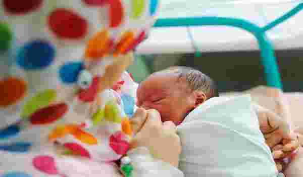 بعض المعلومات عن ترجيع الرضيع للبن الأم