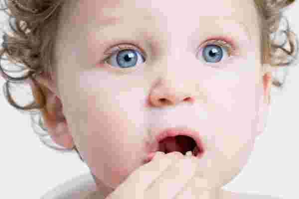 ما هى الأعراض التى تظهر على الطفل عند اصابتها بالفطريات ؟