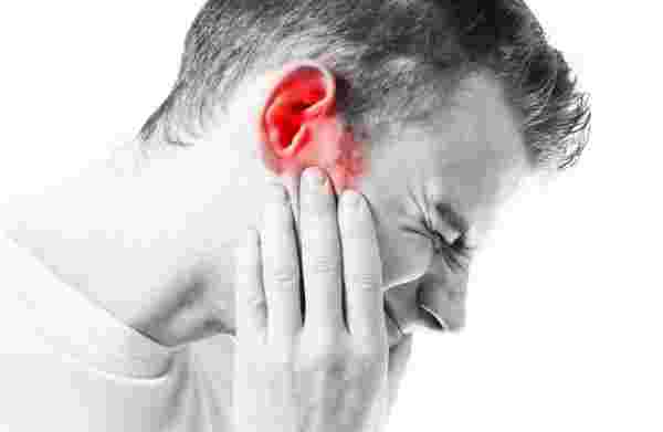 هل التهاب الأذن يسبب ألم في الرأس ؟