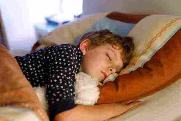 علاج الخوف عند الاطفال عند النوم والأسباب التي تصيب الطفل بنوبات الفزع
