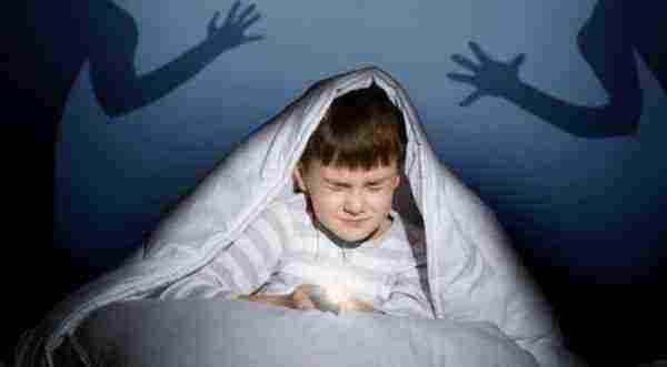 علاج الخوف عند الاطفال عند النوم والأسباب التي تصيب الطفل بنوبات الفزع