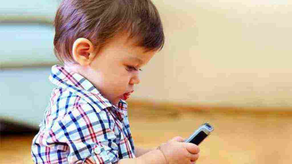 تأثير الهواتف الذكية على الأطفال