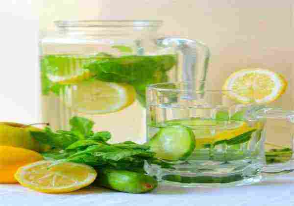 اضرار الاكثار من تناول مشروب الماء والليمون