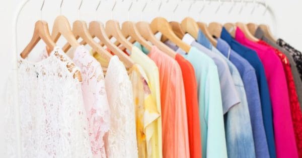 تفسير شراء الملابس في المنام للأعزب والعزباء والحامل والمتزوجة