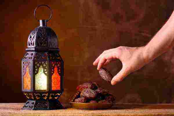 من استمنى في نهار رمضان هل يكمل صيامه
