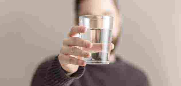 هل يجوز شرب الماء بعد الأذان الأول ؟
