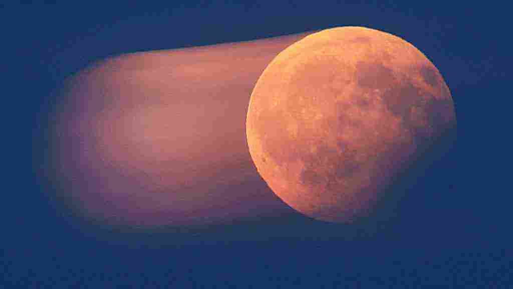 خسوف القمر في المنام ، وتفسير رؤية سقوط القمر من السماء هو زيادة