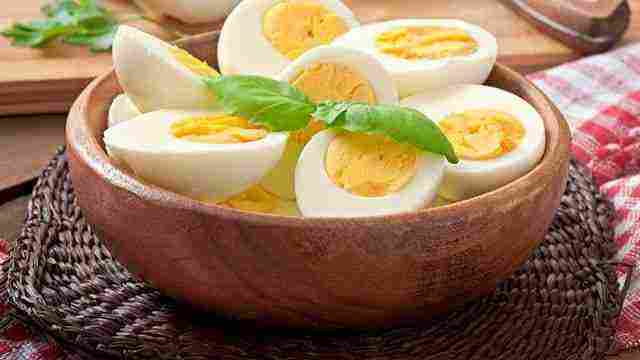 البيض كم سعرة حرارية وفوائده للقلب والمعدة