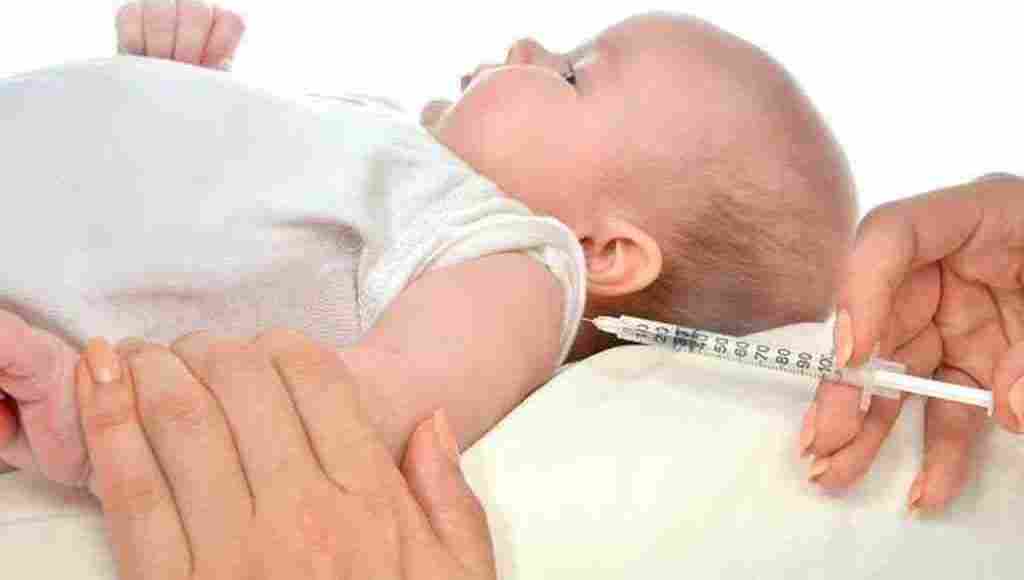الطفل بعد التطعيم الشهرين