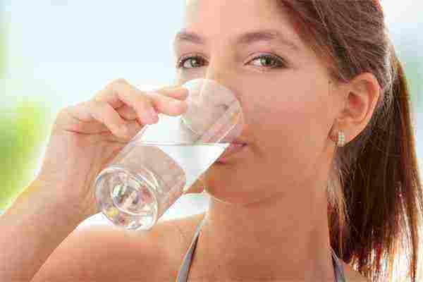 شرب 3 لتر ماء يوميا للتنحيف وفوائد الماء الصحية للجسم