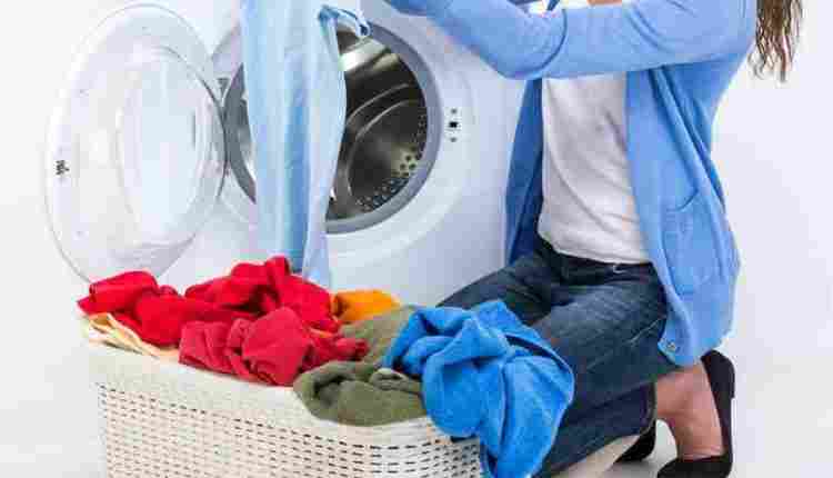 كيفية ازالة البقع من الملابس بعد غسلها