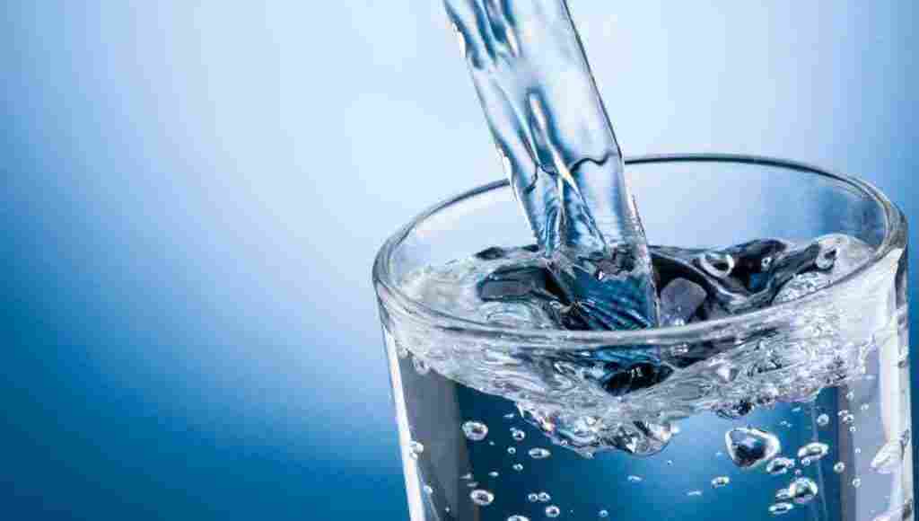 مخاطر تناول المياه المعدنية للجسم