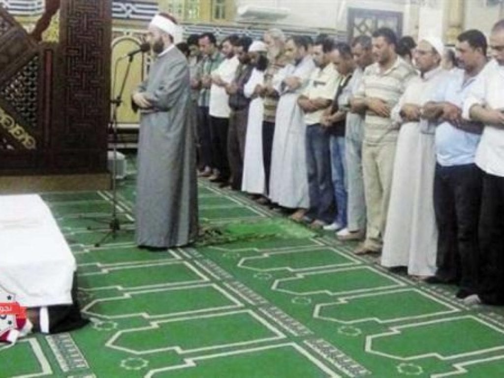 يقف الإمام عند رأس الرجل ووسط المرأة في صلاة الجنازة
