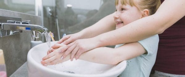 غسل اليدين في المنام للفتاة العزباء والمتزوجة والحامل زيادة