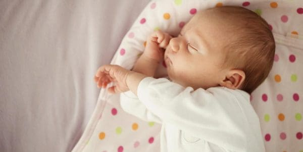 طريقة نوم الرضيع بالصور