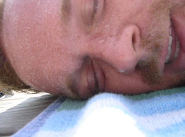 أسباب التعرق الشديد أثناء النوم ونصائح لتجنب التعرق