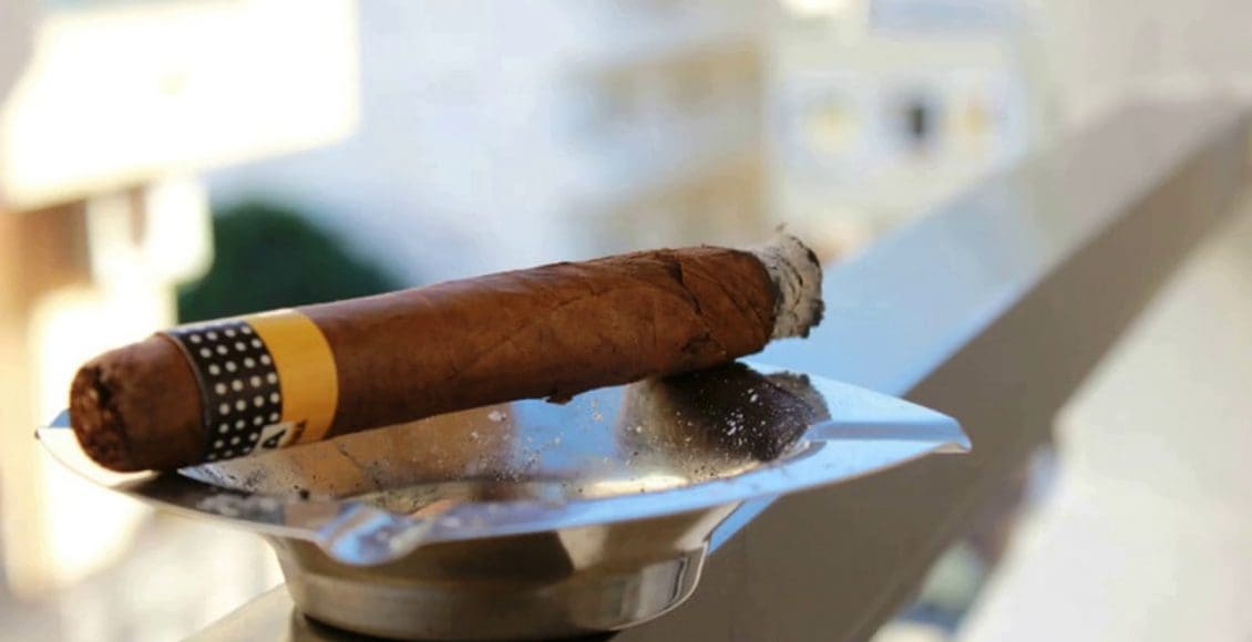 طريقة تدخين السيجار الكوبي