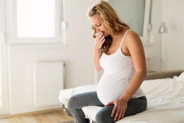 أسباب الشعور بالرغبة في الاستفراغ أثناء فترة الحمل