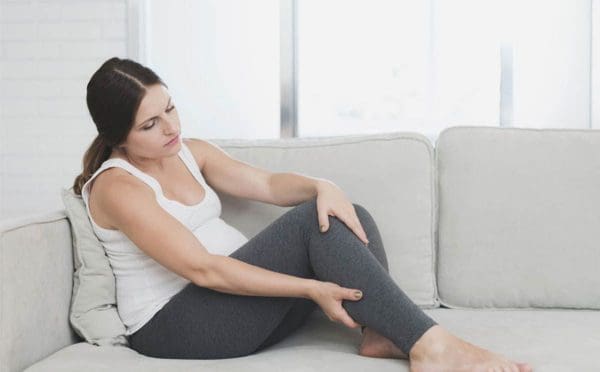 أسباب ألم الرجلين قبل الدورة وطرق العلاج أثناء الدورة الشهرية زيادة