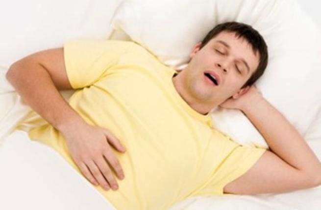 أسباب جفاف الفم أثناء النوم