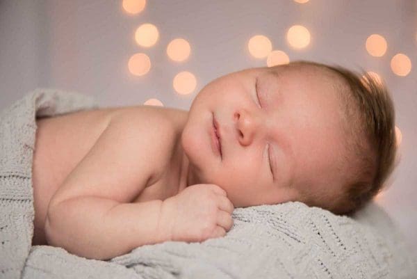 متى ينتظم نوم الطفل حديث الولادة