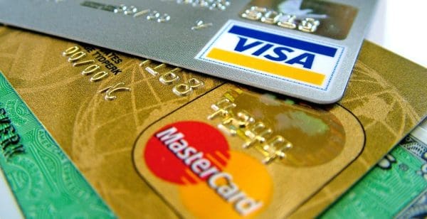 الفرق بين بطاقة الائتمان وبطاقة مسبقة الدفع