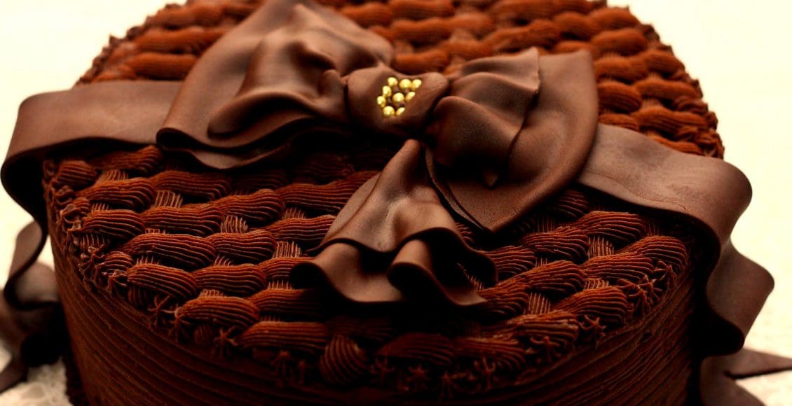طريقة تزيين الكيك بالشوكولاتة بالصور
