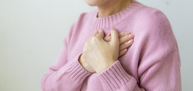 ألم شديد في الثدي وتأخر الدورة وكيف يمكن علاج آلام الثدي في المنزل