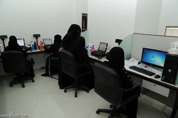 حكم عمل المرأة في مكان مختلط بالرجال حرام أم حلال