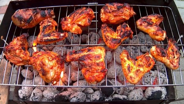 طريقة شوي الدجاج على الفحم
