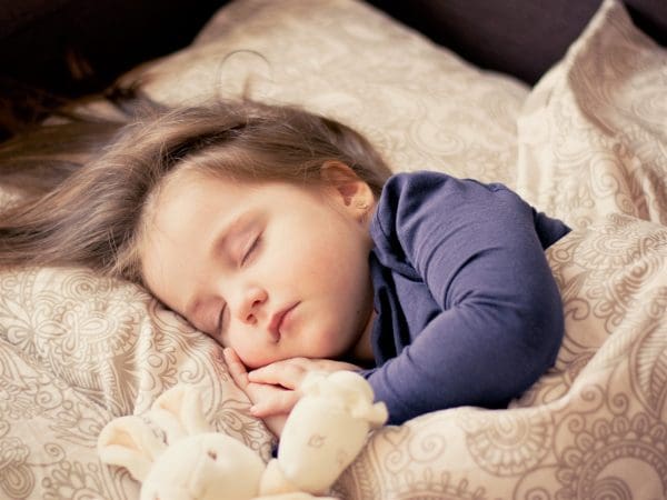 ما هو التوقيت الأفضل للنوم بالنسبة لأطفال السنتين؟