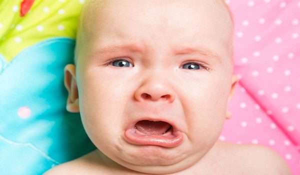 متى يقل بكاء الطفل الرضيع وكيفية التعامل معه