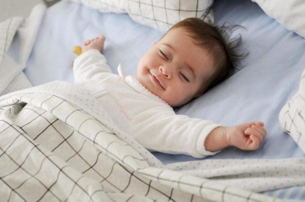 نوم الطفل في الشهر الرابع وكيفية تنظيمة