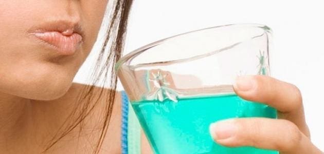 هل يغسل الفم بالماء بعد الغسول