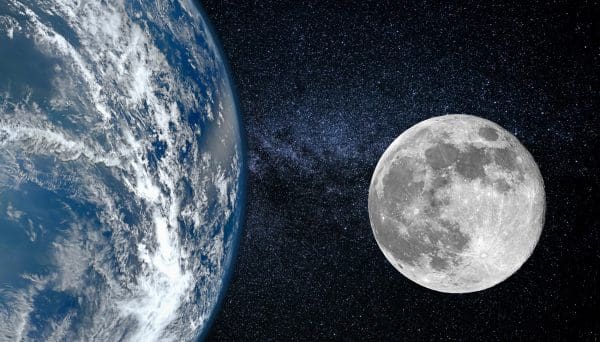 حجم القمر بالنسبة للأرض وبعض المعلومات عنهما زيادة