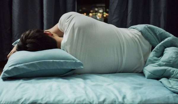 الطريقة الصحيحة للنوم لمرضى القولون وما هي أعراضه ويزداد الألم الناتج عنه