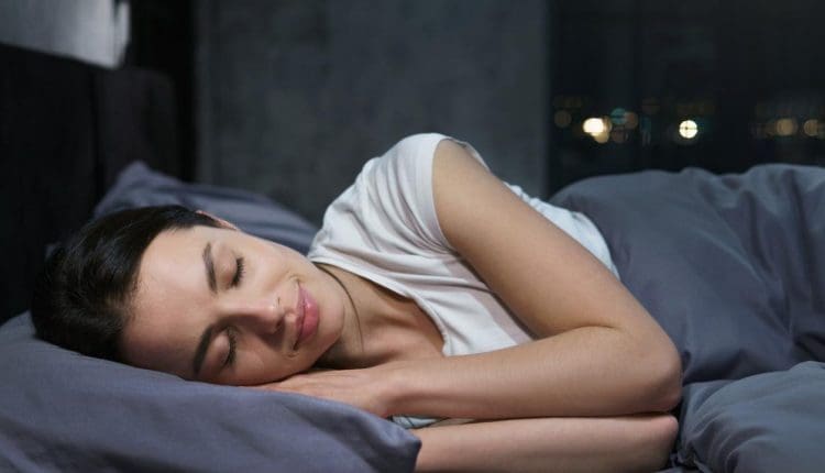 فوائد النوم على الجانب الأيمن
