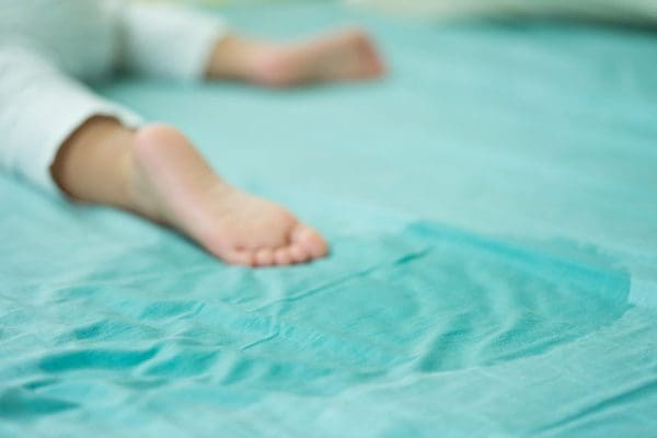 علاج التبول اللاإرادي عند الأطفال أثناء النوم