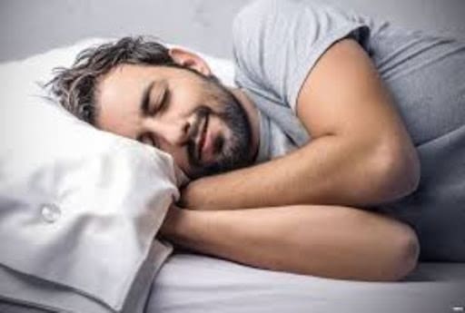 فوائد النوم على الجانب الأيمن للمرأة الحامل