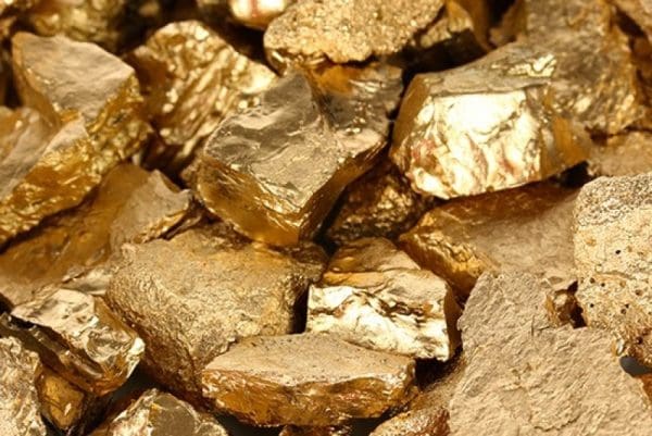 استخراج الذهب من الصخور يدويا