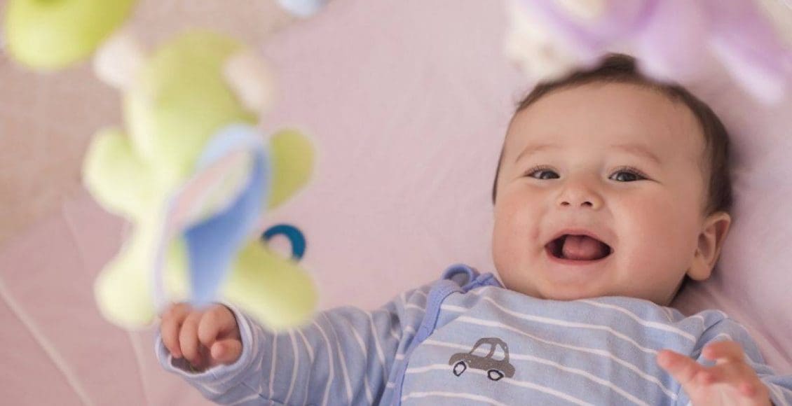 ماذا يرى الطفل الرضيع عندما يضحك؟