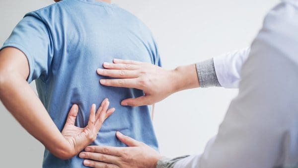 7 أسباب خطيرة وراء الألم في الظهر خلف القلب