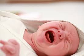 أسباب بكاء الرضيع أثناء الرضاعة الصناعية أو الطبيعية
