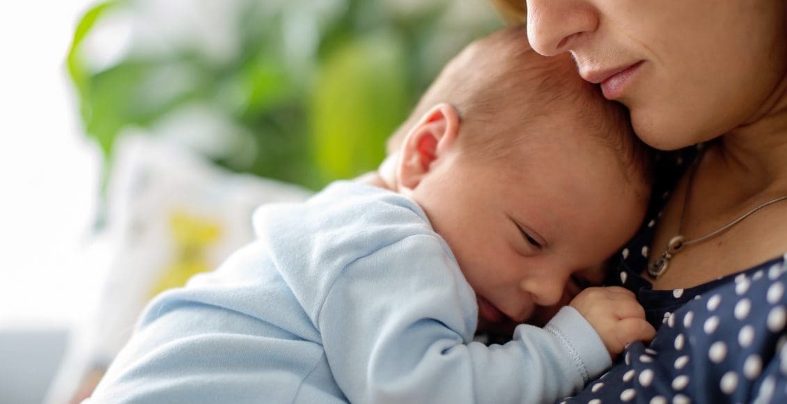 الآثار الجانبية للرضاعة الطبيعية على الأم والجنين