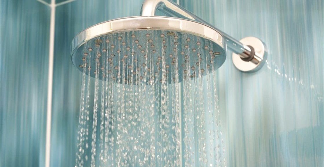 فوائد الاستحمام بالماء البارد في فصل الشتاء وأضراره