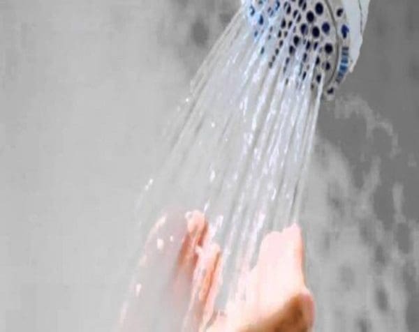 فوائد الاستحمام بالماء الساخن أو الدافئ