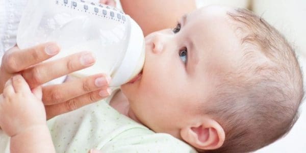 كمية الحليب الصناعي المناسبة للطفل الرضيع ما هي؟